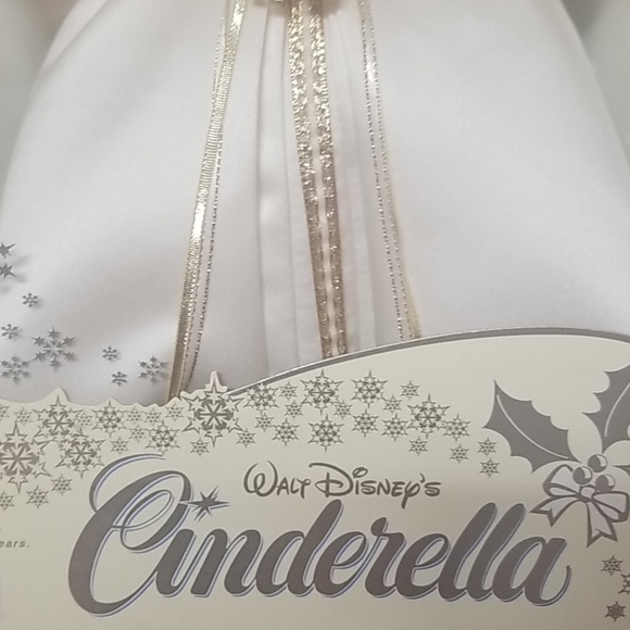 Walt Disney's Cinderella Barbie - Picture 5 of 8